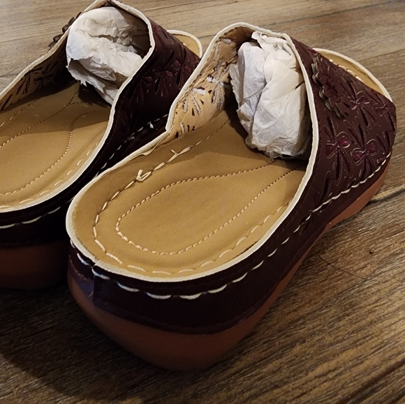 Size 7 Sandals - Never Worn - Picture 2 of 6